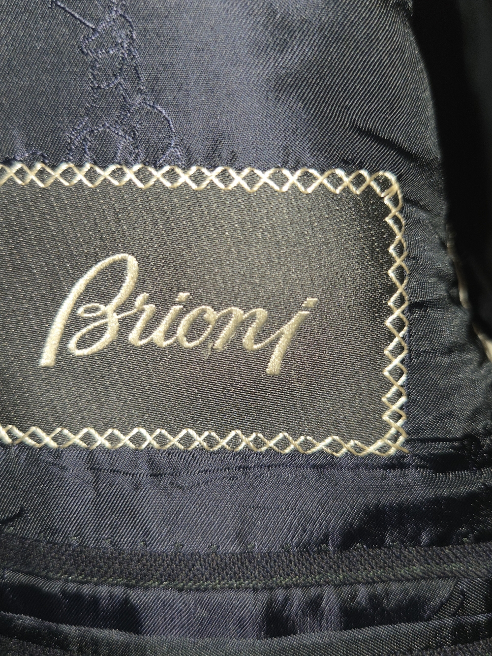 Title:
Vintage Brioni Navy Pinstripe 2-Piece Suit - Made in Italy - Size 40R
​It
